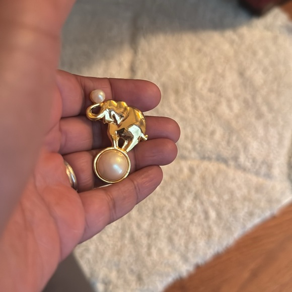 Trifari Gold Tone Elephant with Faux Pearl Brooch Pin Signed Circus 🎪 - Picture 3 of 3